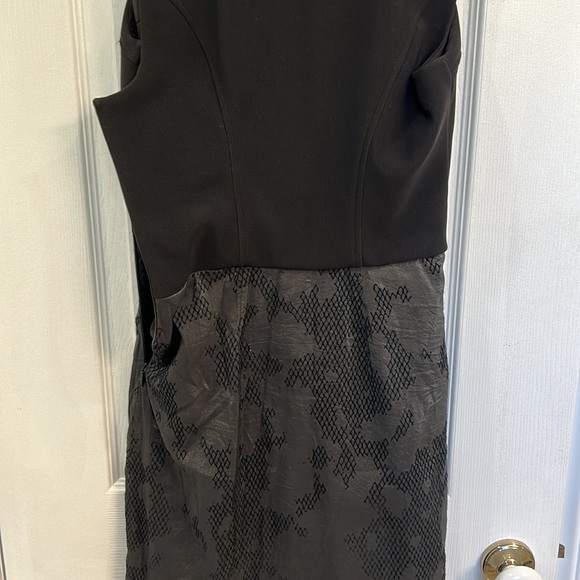 Black peekaboo collar dress in very good condition size 4 - Picture 2 of 3